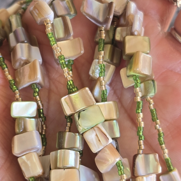 Handmade chunky shell and bead yellow and green double-strand necklace - Picture 15 of 16